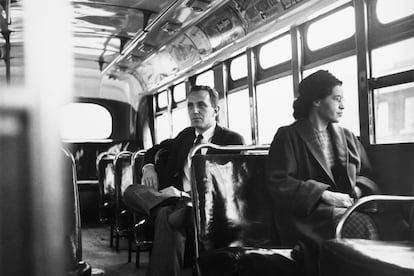 Rosa Parks sentada en la parte delantera de un autobús en Montgomery, Alabama, después de que la segregación racial en los autobuses urbanos fuera declarada ilegal, en 1956.