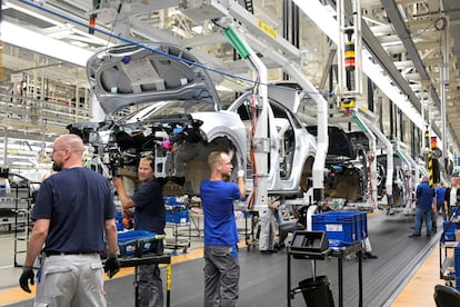 Trabajadores en una planta de Volkswagen en Emden (Alemania), el 20 de septiembre.