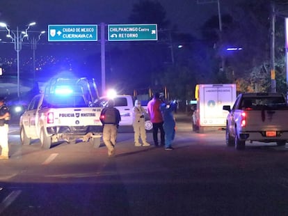 Un equipo forense acude al Parador del Marqués, en la autopista México-Acapulco donde fue encontrada la camioneta con los cuerpos de once personas.