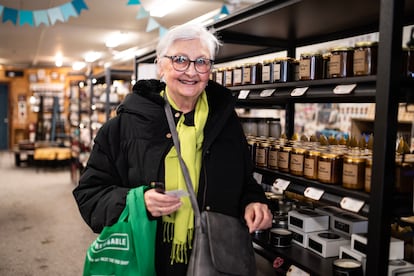 Wendy Miller tras comprar productos canadienses en una tienda de Ottawa, este 7 de febrero de 2025. 