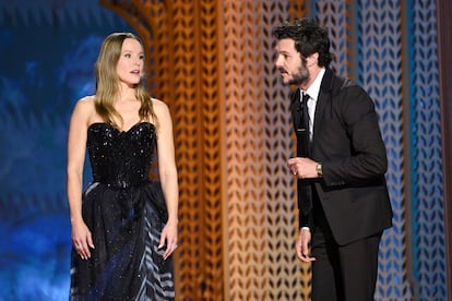 Kristen Bell y Adam Brody, en los premios del sindicato de actores en el Shrine Auditorium de Los Ángeles, California. 