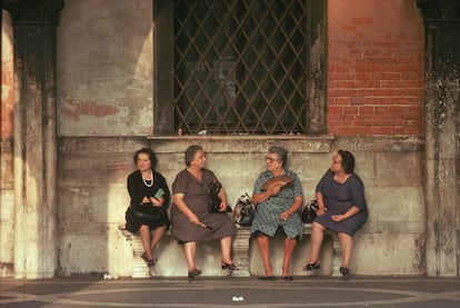 Señoras al fresco: aquella forma de socializar que no implicaba comprar ni consumir.