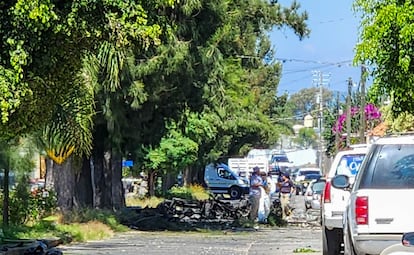 Un equipo forense trabaja en la zona del ataque con un coche bomba frente a las instalaciones de Seguridad Pública de Acámbaro, Guanajuato, el 24 de octubre de 2024.