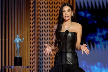 Demi Moore, ganadora del premios del sindicato de actores como mejor actriz por 'La sustancia', el 23 de febrero en el Shrine Auditorium de Los Ángeles, California. 