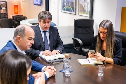 De izquierda a derecha, el secretario general de Junts, Jordi Turull; el líder del partido, Carles Puigdemont, y la portavoz en el Congreso, Miriam Nogueras, durante una reunión con miembros del partido, en Bruselas, el pasado 17 de enero.