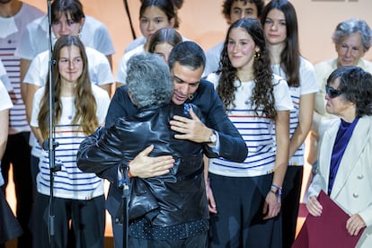 El presidente del Gobierno, Pedro Sánchez, abraza al cantante Miguel Ríos tras su actuación.