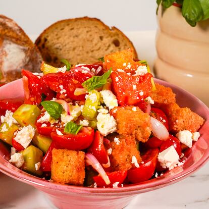 Ensalada de tomate por partida doble, la receta que funciona como plato único de verano