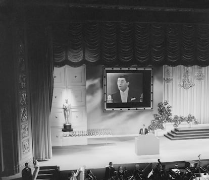 La gala que acabó demasiado pronto – En 1956 los espectadores de los Oscars vivieron un milagro que jamás se ha vuelto a repetir: la gala fue extraordinariamente ágil. Al frente estaba el cómico Jerry Lewis, que los presentaba por tercera vez. Todo transcurrió sin incidentes ni polémicas, nadie corrió desnudo por el escenario, ni dio un discurso incendiario o eterno. Pero cuando todos los ganadores y presentadores de premios se reunieron en el escenario para despedir la gala, alguien avisó a Lewis de que la ceremonia había acabado con 20 minutos de antelación y que, cosas del directo, había que rellenar ese espacio televisivo. Forjado en los escenarios de Las Vegas y reconocido improvisador, Lewis se dedicó a contar chistes y cantar en bucle 'There's No Business Like Show Business' mientras las estrellas presentes en el escenario, entre las que se encontraban Cary Grant e Ingrid Bergman o Robert Wagner, bailaban en el escenario para echarle un cable. Para amenizar la retransmisión, Lewis fingió dirigir la orquesta y tocar la trompeta hasta que por fin la NBC le avisó de que insertarían un cortometraje para aliviar su sufrimiento.  