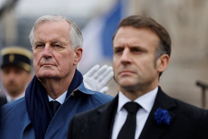 El presidente francés Emmanuel Macron y el primer ministro Michel Barnier, en París el 11 de noviembre.