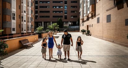 Bel&eacute;n Palacio y Anotnio Maya, ambos de 33 a&ntilde;os, con sus hijas.