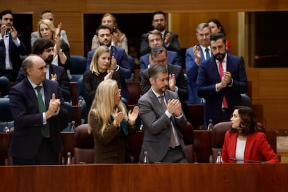 La presidenta de la Comunidad de Madrid, Isabel Díaz Ayuso, recibe este jueves el aplauso de los diputados de su partido.