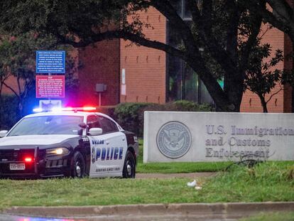 Agentes de las fuerzas del orden acuden al lugar de un tiroteo en una oficina local del Servicio de Inmigración y Control de Aduanas (ICE) en Dallas, Texas.