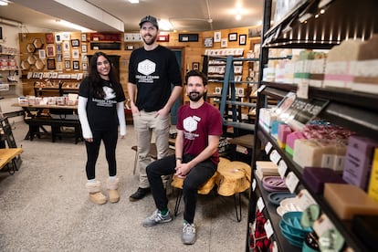 Desde la izquierda, Sophia Adams, Gareth Davies y Paulus Helliwell,  en la tienda de artesanía local Maker House, en Ottawa, de la que Davies es propietario.