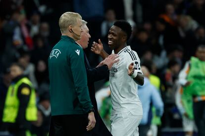 Vinicius celebra con Ancelotti tras marcar el cuarto gol del Madrid al Salzburgo.