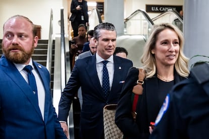 El candidato a dirigir el Pentágono, Pete Hegseth, este miércoles en el Capitolio junto a su esposa, Jennifer Rauchet