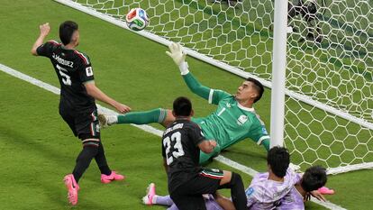 El momento de la atajada de Raúl 'Tala' Rangel durante el partido contra Corea del Sur.