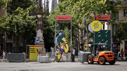 Preparativos Tour de Francia en la avenida de Gaudí, Barcelona