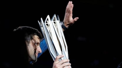 Djokovic exhibe el trofeo de campeón en Shanghái.