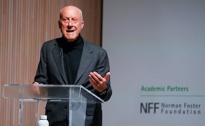 Norman Foster, en enero, en su Fundación presentando un acto sobre ciudades sostenibles.