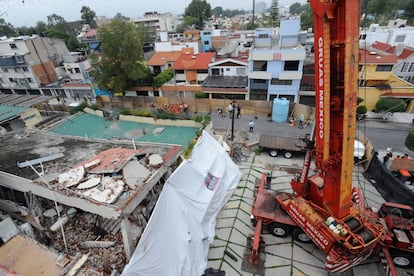 Maquinaria pesada recogiendo escombros en el Colegio Enrique Rebsamen, parte del inmueble colapsó en el sismo del 19 de septiembre de 2017.