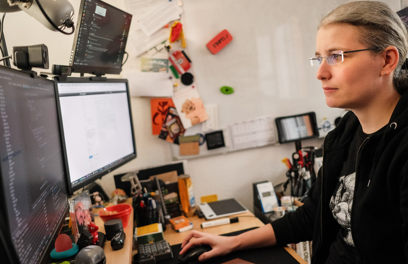 Photo of Gina Häußge working on her computer.