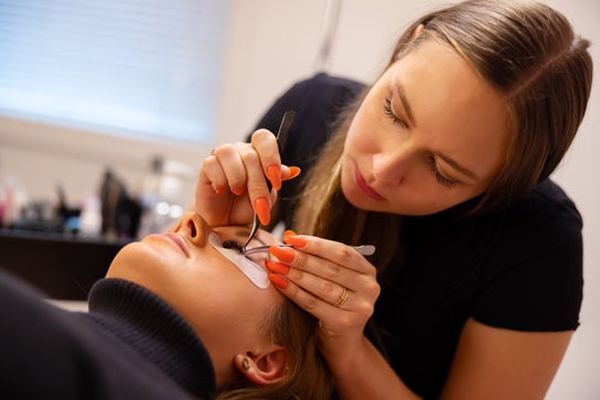 Foto de Cejas y pestañas para Extensão de CÍLIOS, sobrancelhas e Cursos - Caieiras e região - Studio Wanessa Thamiris