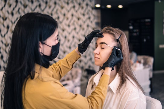 Tyypin Kulmakarvat ja silmäripset palvelun kuva liikkeelle Gabriela Matias Beauty Academy