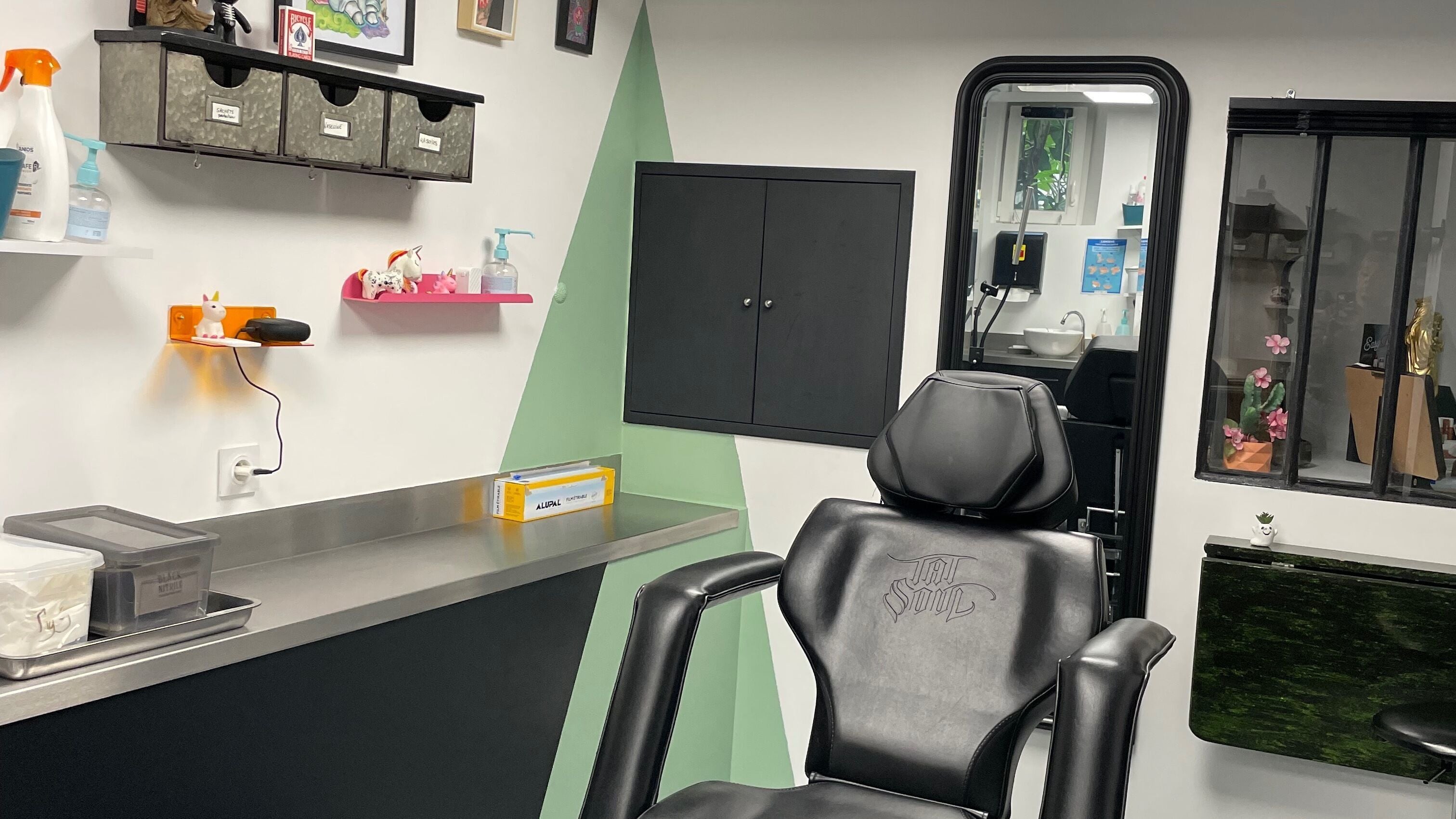 Intérieur moderne du RTC Tattoo Studio à Nyons, Auvergne-rhône-alpes, FR avec chaise de tatouage.