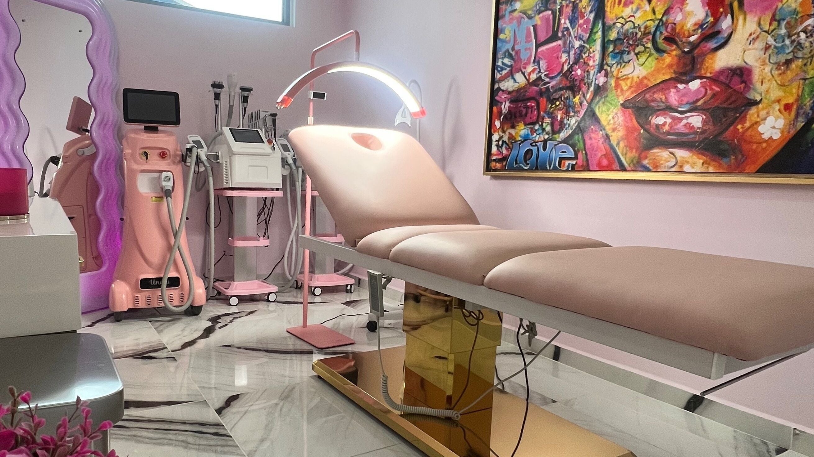 Sala de tratamientos con arte colorido en Unica Beauty Esthetic, Juncos, Juncos, PR.