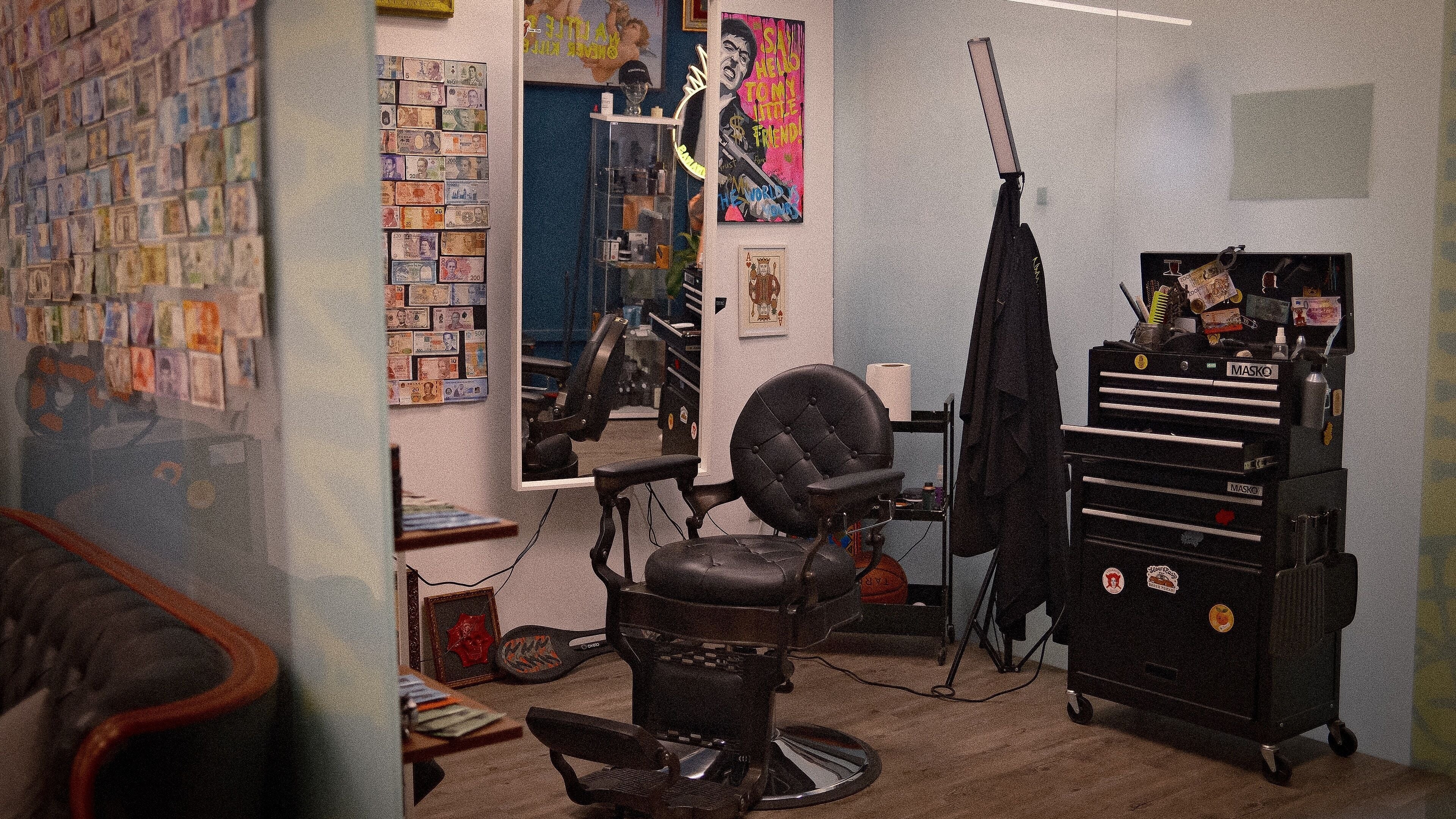 Interior moderno de Annanas Barbershop Alfahuir en València, Comunidad Valenciana, ES, con decoración única.