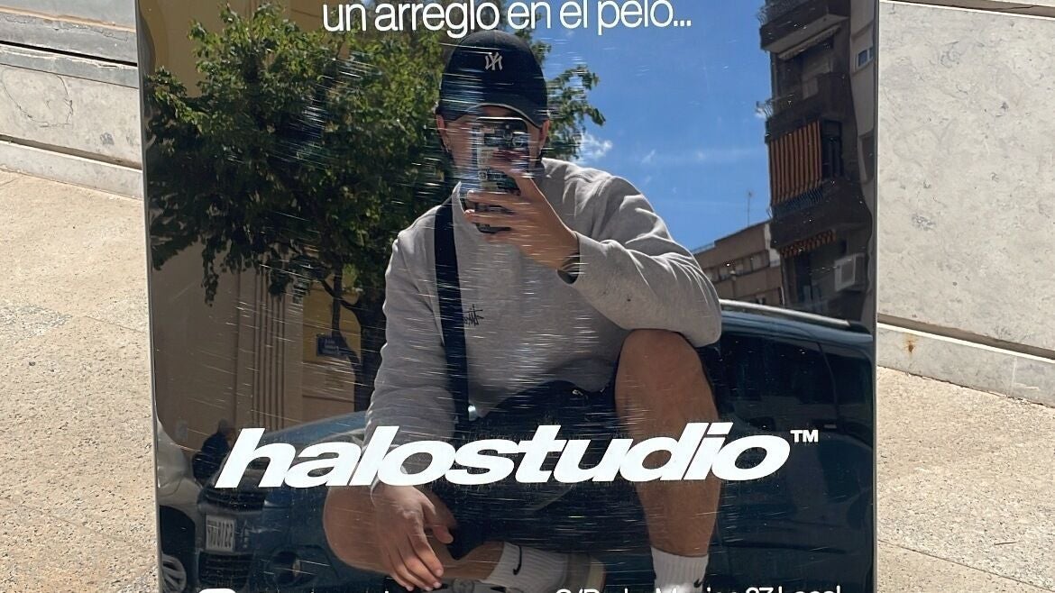 Cartel de Halostudio ™ reflejando entorno urbano en Elda, Comunidad Valenciana, ES.
