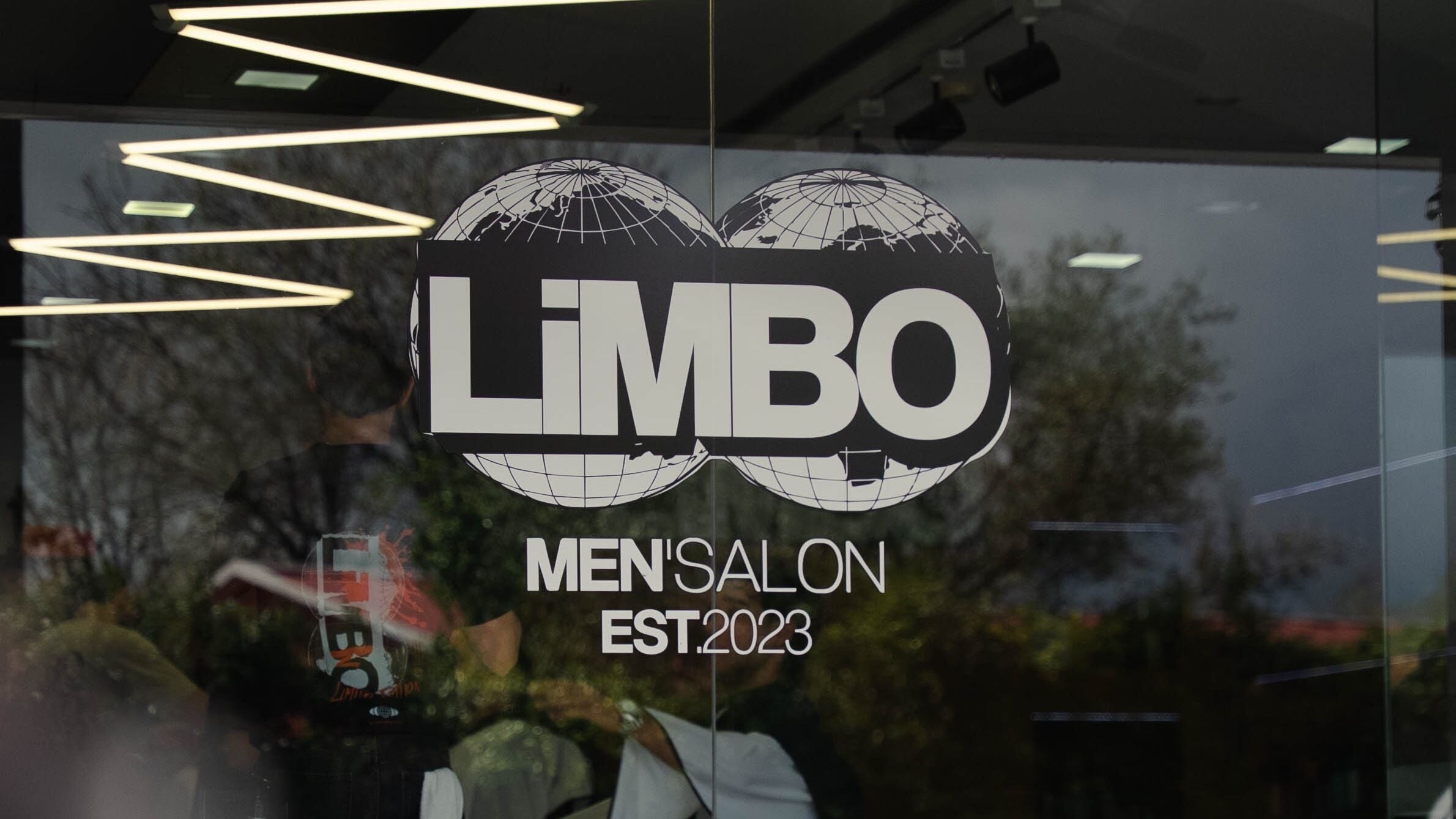 Logotipo de LiMBO Men’s Salon na janela, situado em Merelim S. Pedro, Braga, PT.