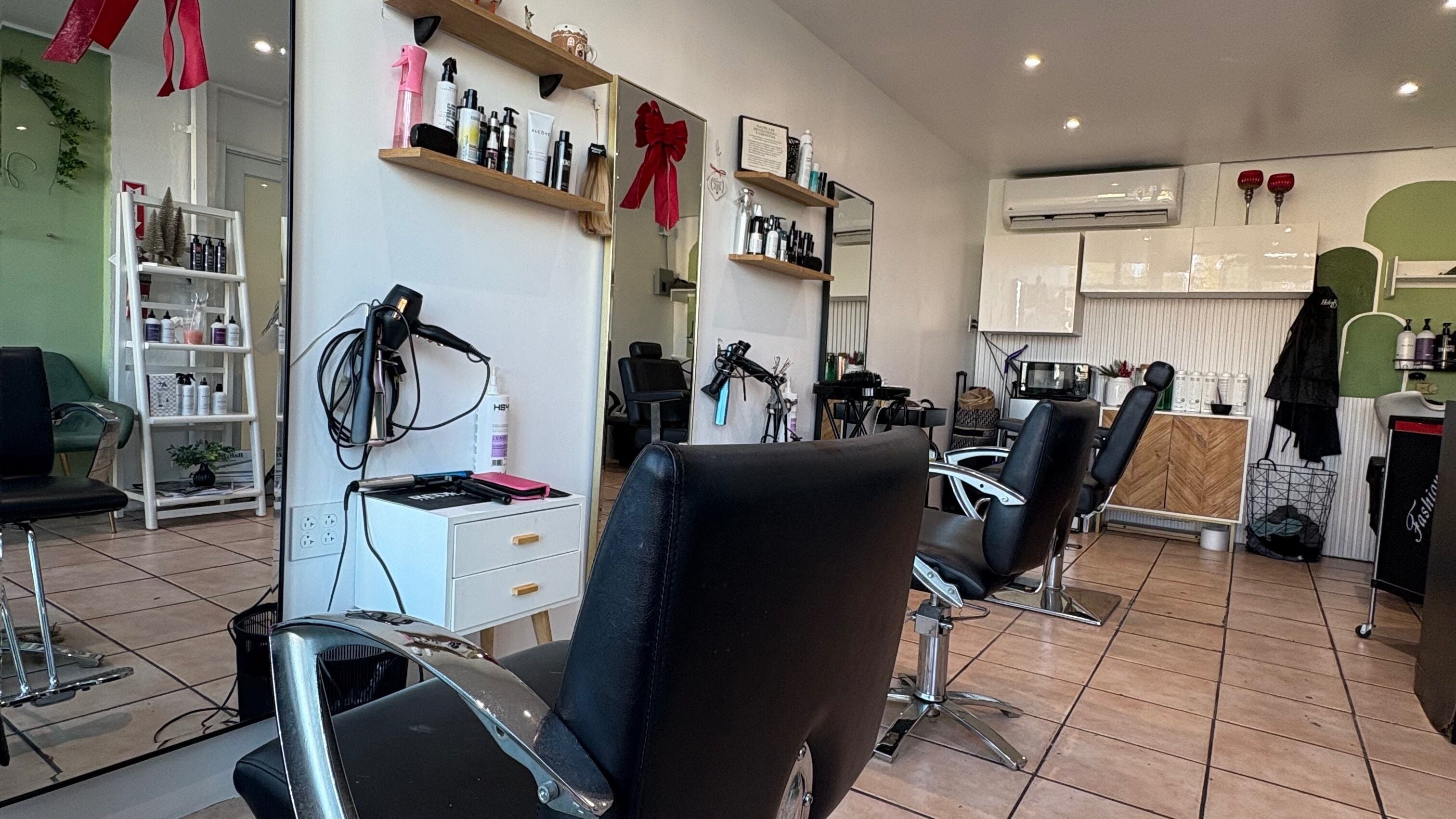 Interior moderno de House Of Beauty, Gurabo, Gurabo, PR, mostrando sillas de estilista y estantes de productos.