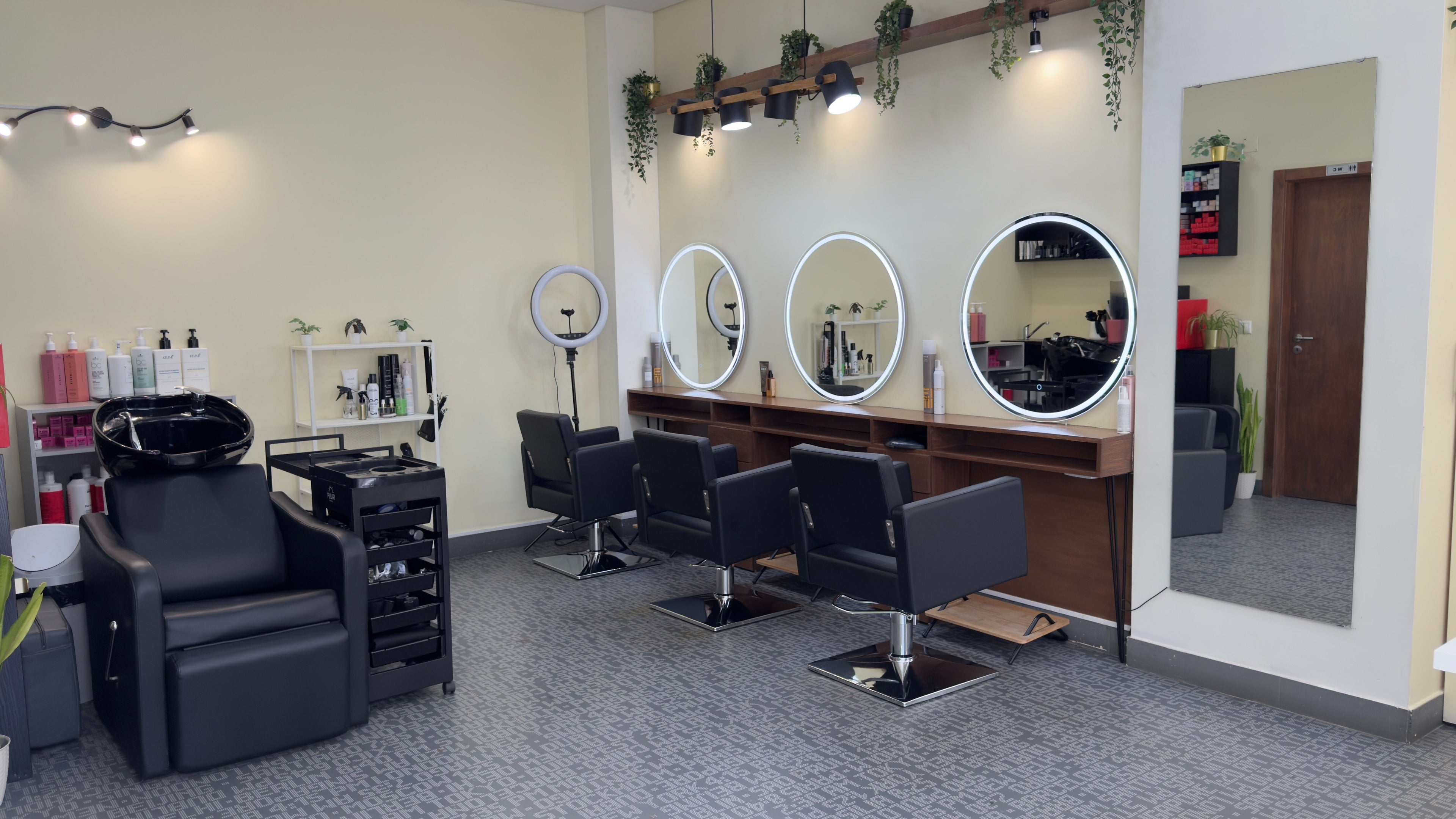 Stylish salon interior at Beauty Concept By Vinny, featuring elegant seating and mirrors in Lisboa, Lisboa, PT.