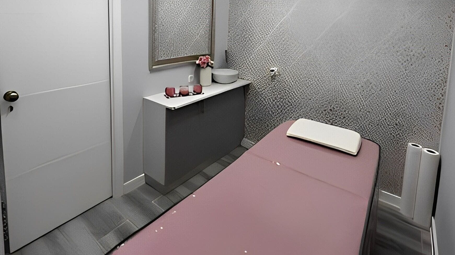 Sala de relaxamento em Lyra by Lu, Agualva-cacém, Lisboa, PT, com decoração sofisticada e mesa de massagem.