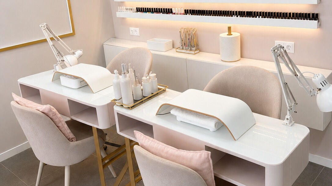 Área de manicure elegante no Natural Beauty Spa Lisboa, Lisboa, PT, com decoração minimalista e moderna.