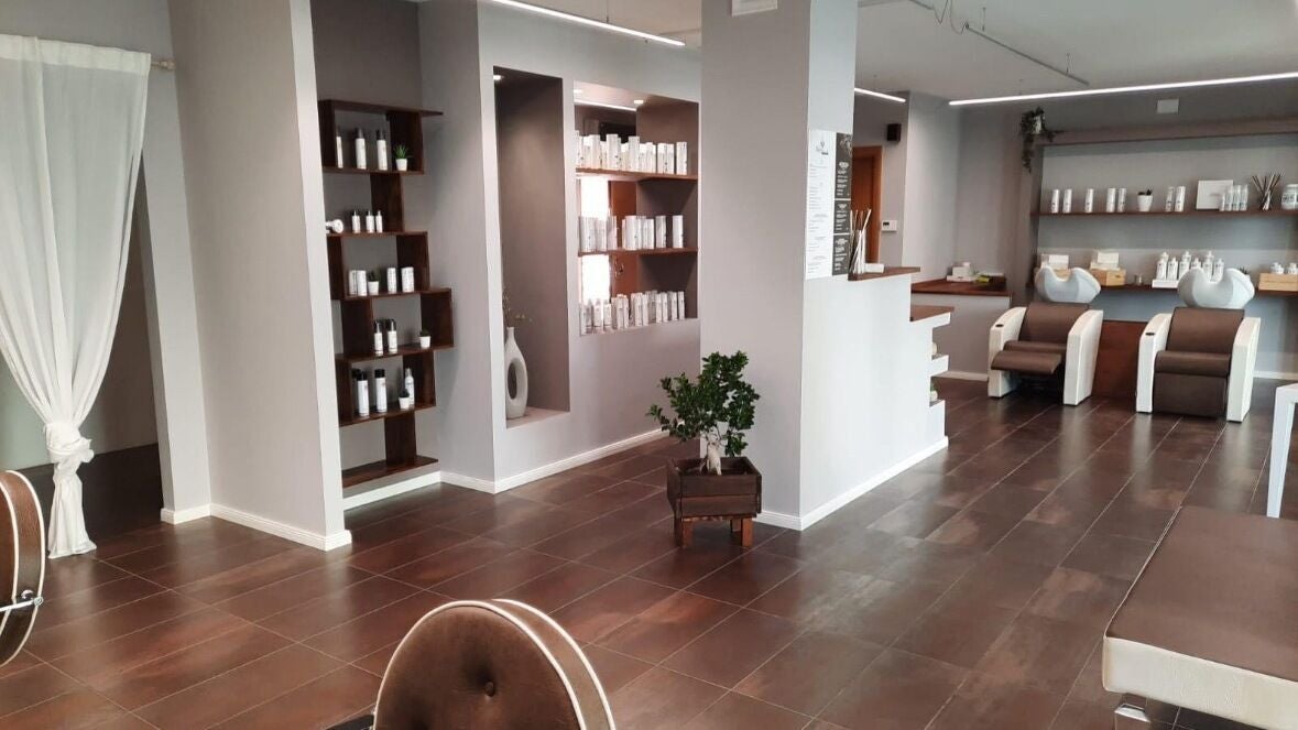 Interno raffinato di Naturelle Hair Salon a Capralba, Lombardia, IT, con arredo chic e moderni lavaggi.