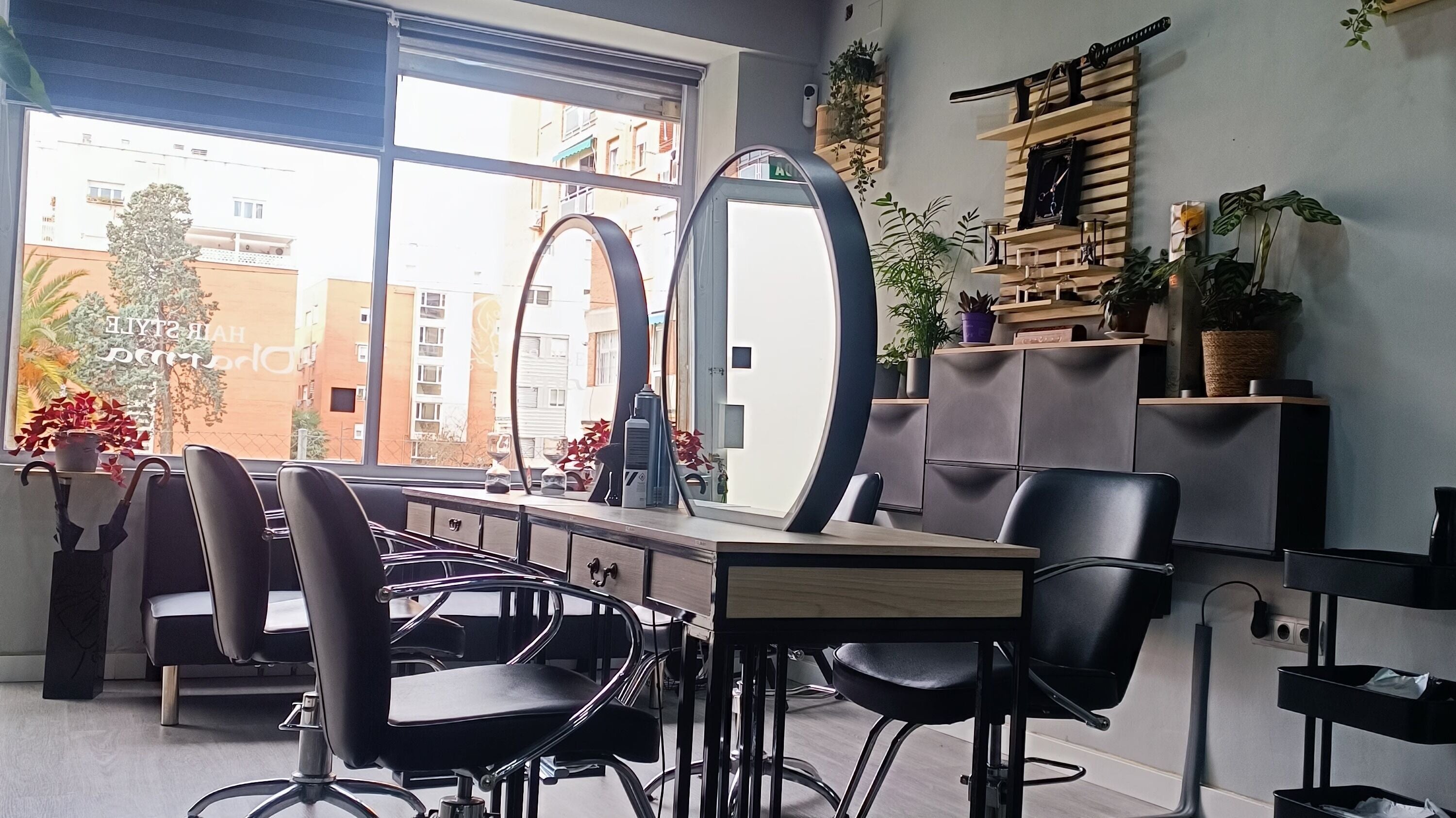 Sala moderna en Dharma Hairstyle, Madrid, Comunidad De Madrid, ES con espejos grandes y sillas elegantes.