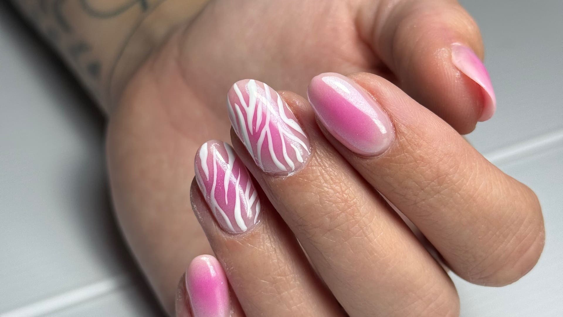 Nail art rose et blanc à Your Nails and I, Tassin-la-demi-lune, Auvergne-rhône-alpes, FR.