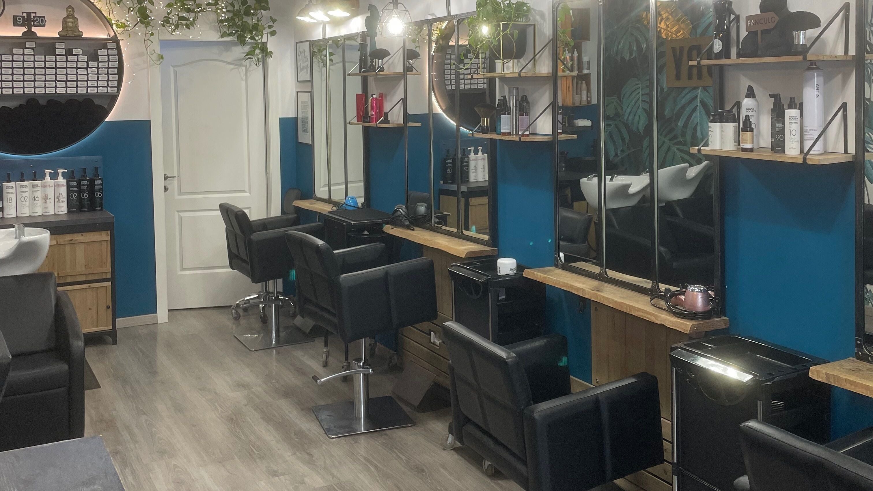 Interno sofisticato del salone Hair Factory a Roma, Lazio, IT con sedie eleganti e specchi moderni.