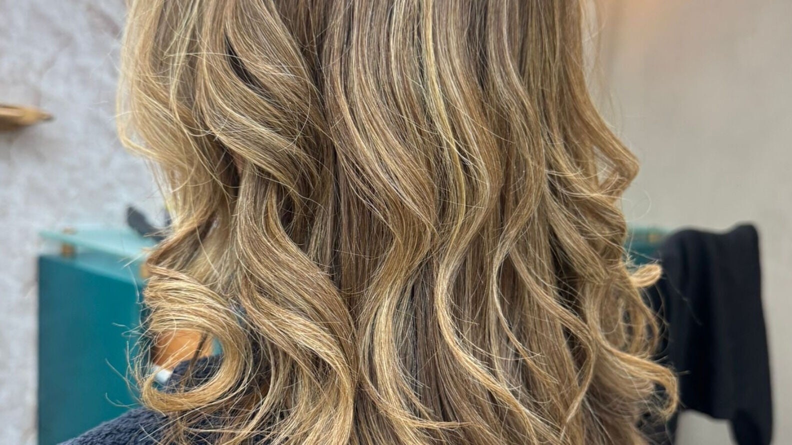 Peinado con ondas doradas realizado en Bresh and Co, Guaynabo, Guaynabo, PR.