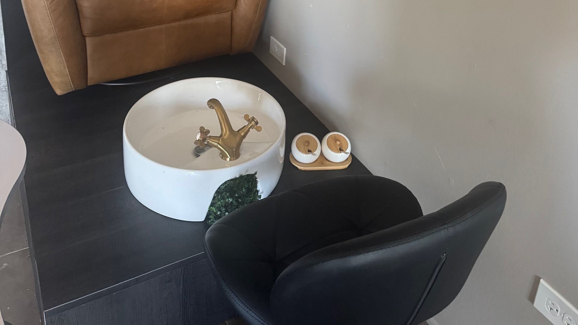 Estación de spa en Molecula con Edmarie Aviles (Viejo San Juan), San Juan, PR, con silla y lavabo elegante.