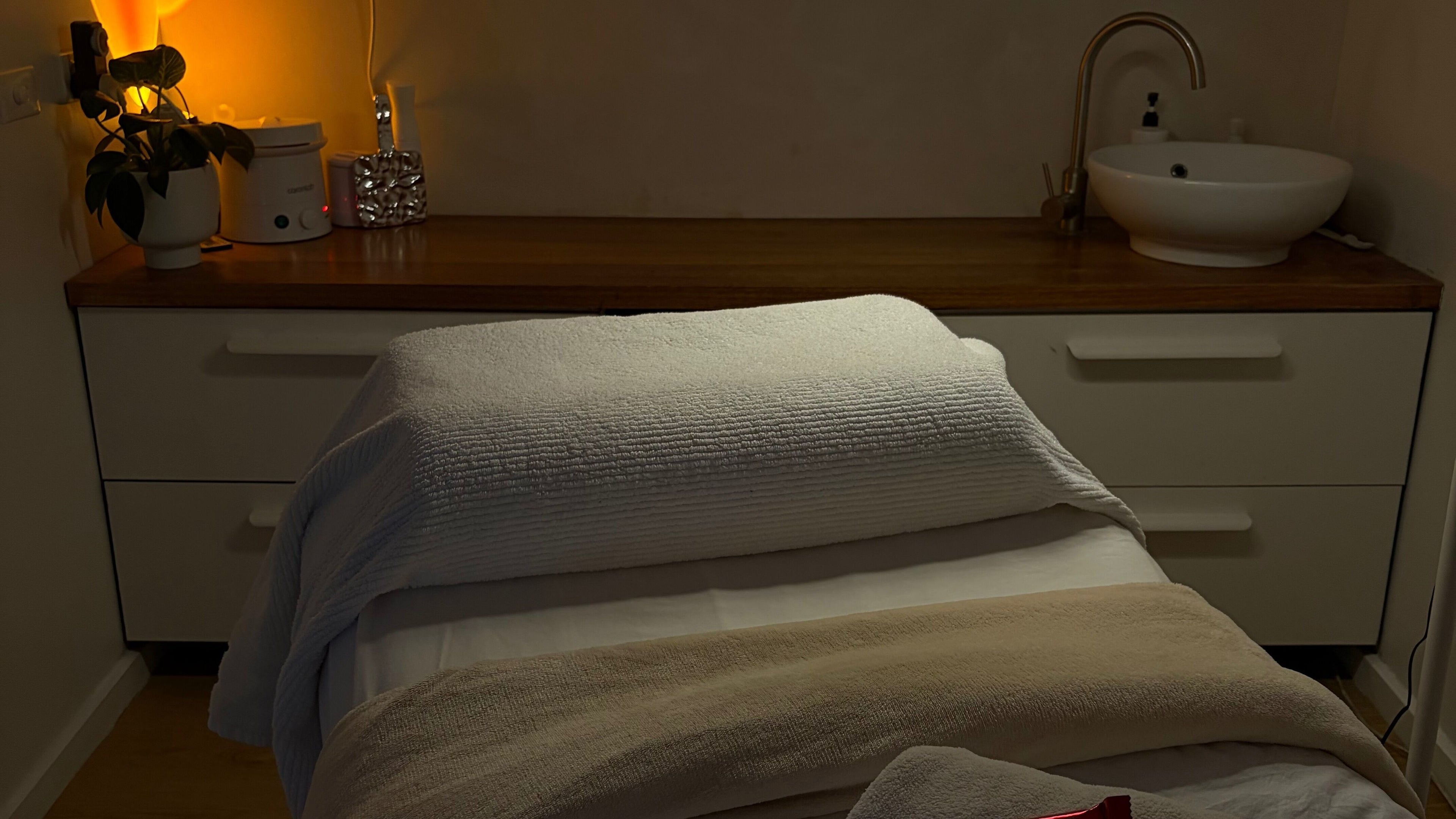 Tranquil massage room at Zenyu Skin and Beauty in Mornington, Victoria, AU, featuring a cozy treatment bed.