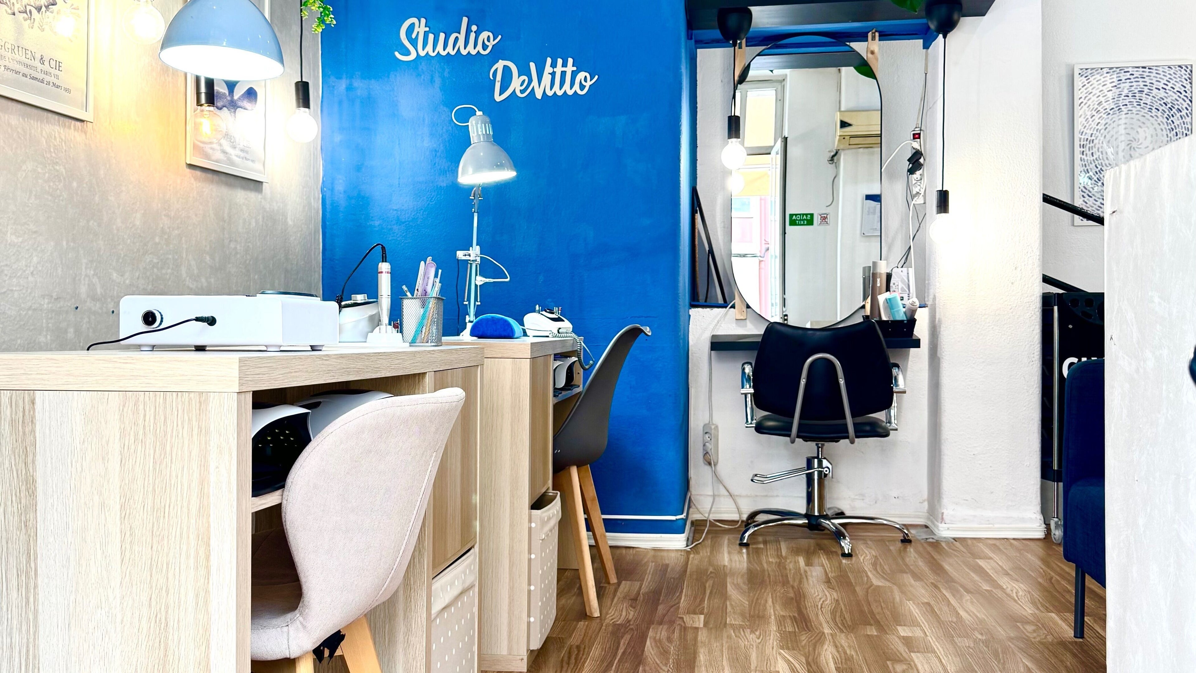 Interior elegante do Studio DeVitto em Amadora, Lisboa, PT, com estação de beleza moderna.