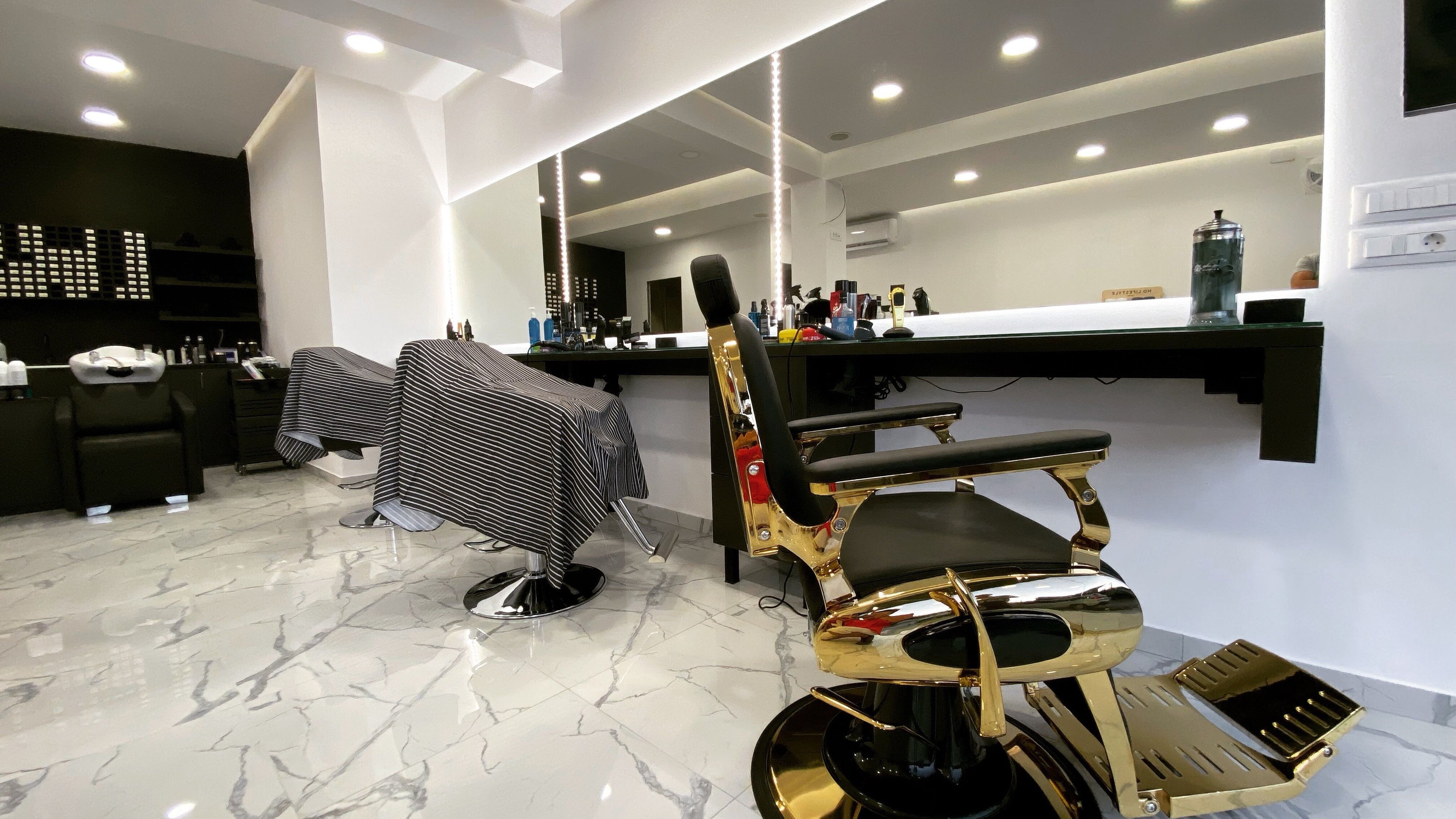 Κομψό εσωτερικό του Twenty Three Grooming Salon με πολυτελή καρέκλα στην Χανιά, Greece, GR.