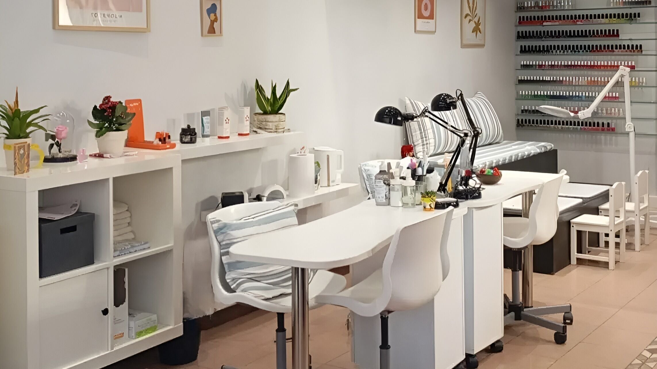 Μοντέρνο εσωτερικό Fancy Nails στην Αθήνα, GR με καθαρές θέσεις εργασίας για μανικιούρ.