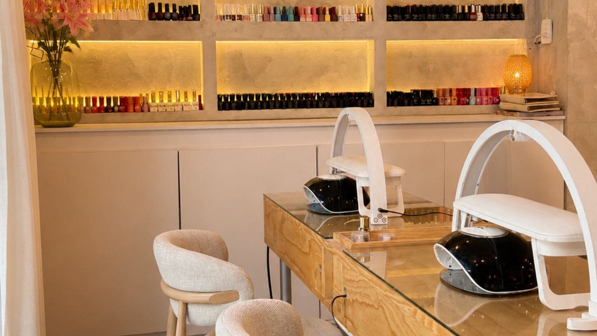 Interior de Calma Nail Bar - Condesa, mostrando estaciones de manicura con esmaltes, en Ciudad De México, MX.