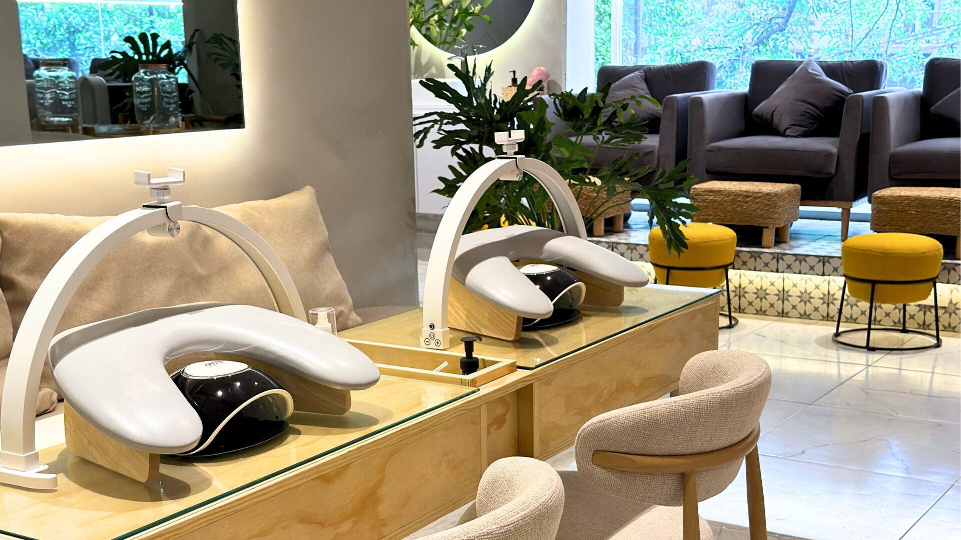 Área de manicura moderna en Calma Nail Bar - Polanco, Ciudad De México, Ciudad De México, MX con asientos cómodos.