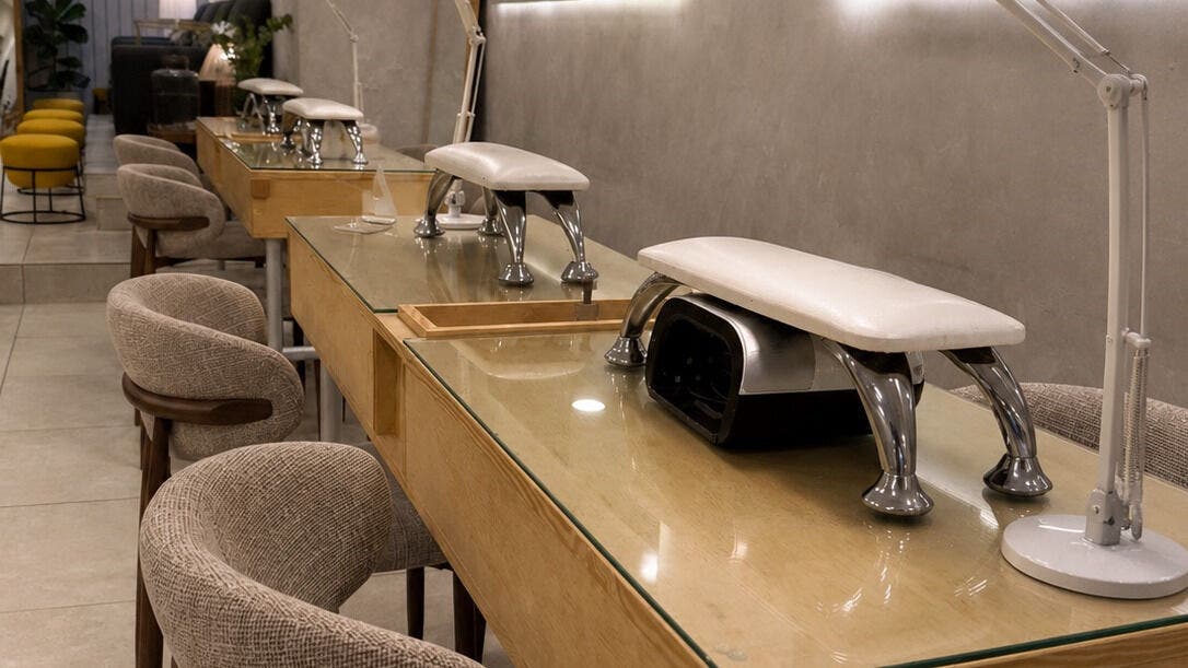 Interior elegante de Calma Nail Bar - Roma en Ciudad De México, MX, mostrando mesas de manicura modernas.