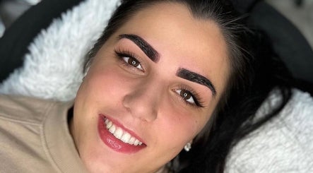 Yisa Brows